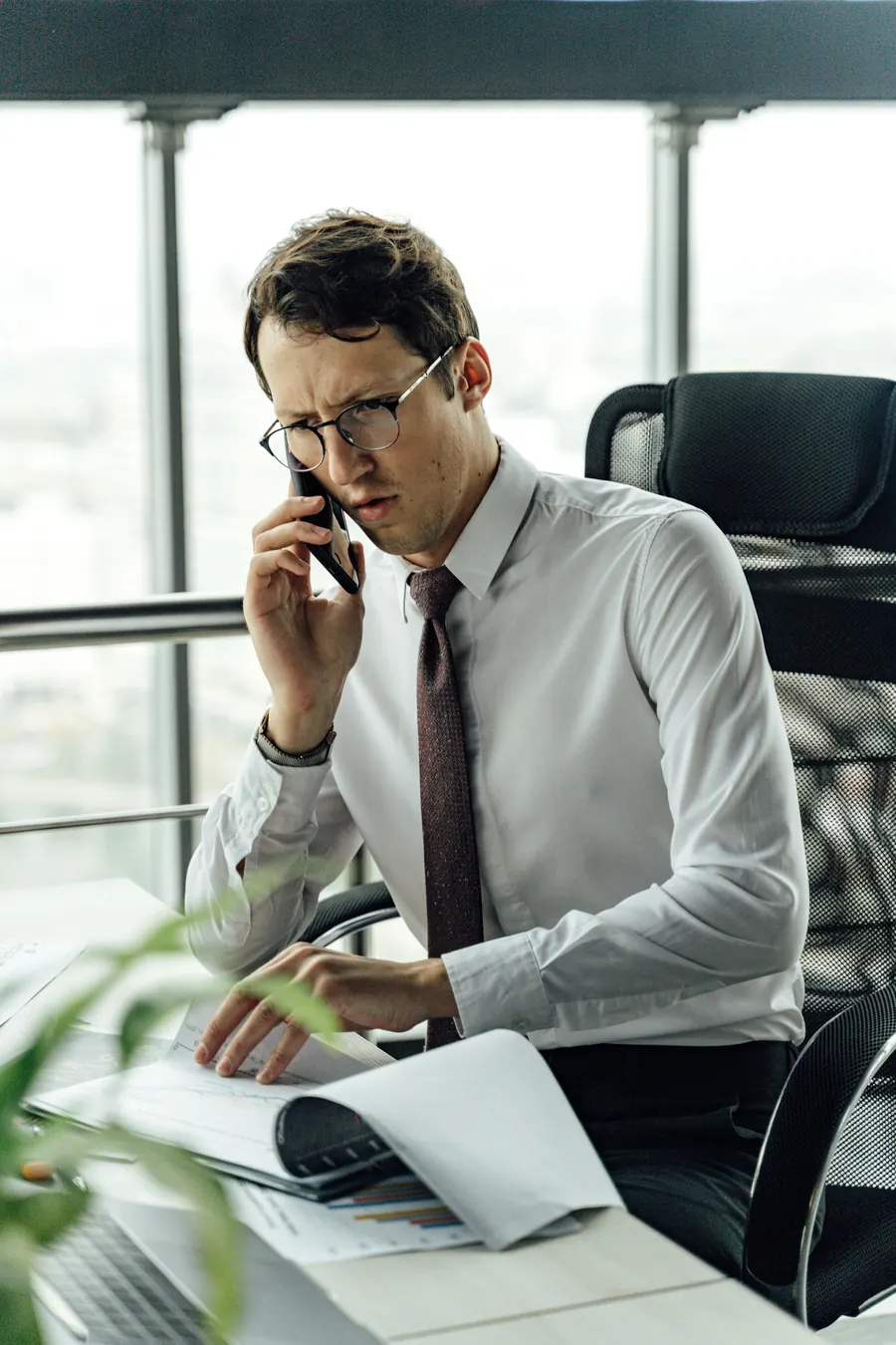 Equipo comercial revisando datos en una mesa de trabajo