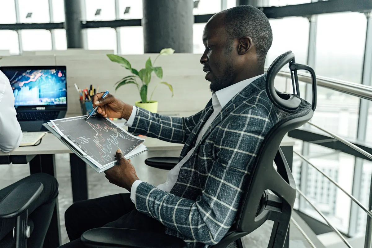 Profesionales diseñando un plan comercial sobre una mesa