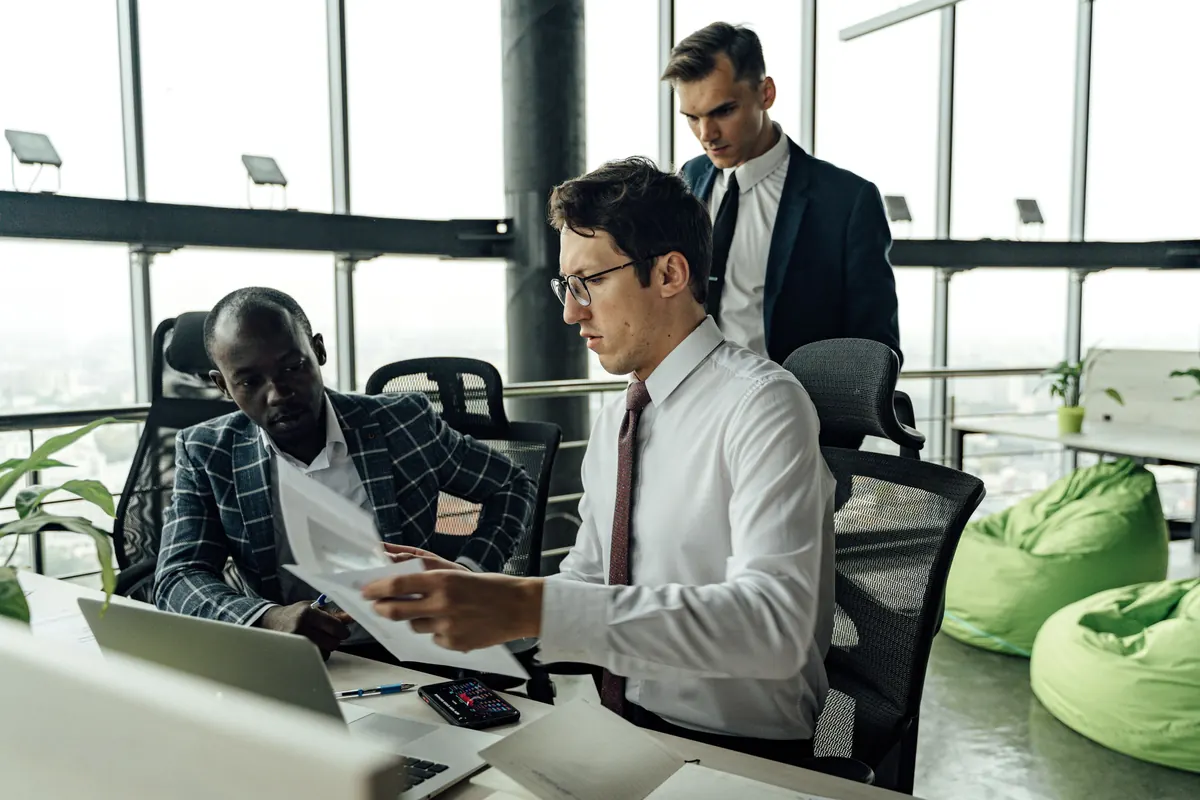 Equipo implementando un proceso con el CRM